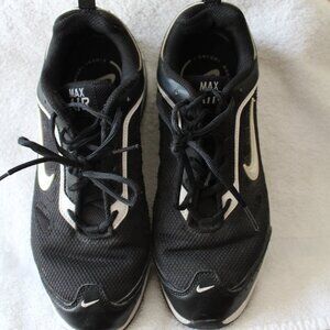 WOMENS SZ 9.5 NIKE AIR BLACK AND WHITE SNEAKERS-GENTLY USED